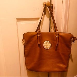 Large gorgeous Satchel wig gold emblem